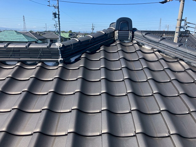 棟が曲がっている